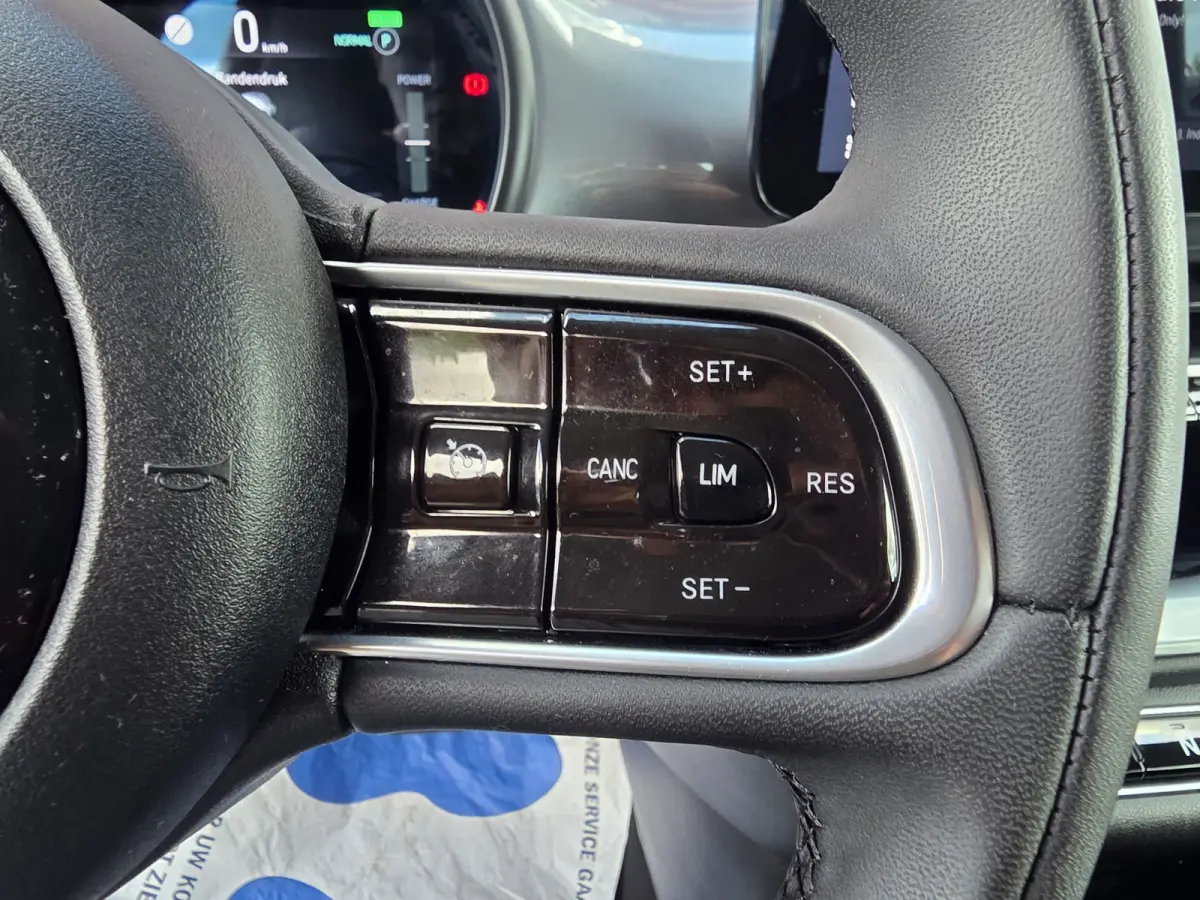 Urban 42 kWh | Pack Style | Pack Comfort | Camera | Stoelverwarming | Cruise control | Lane Assist | Apple Carplay/Android Auto