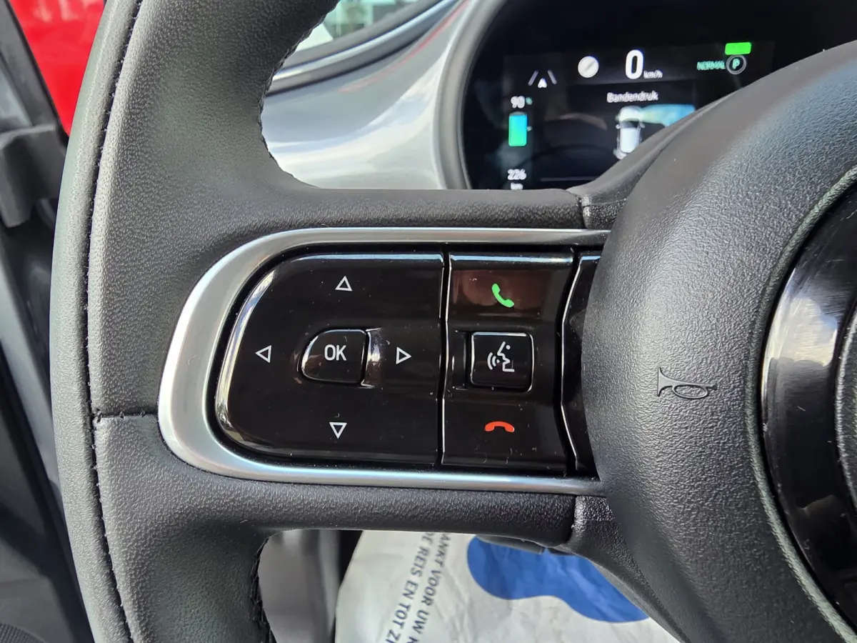 Urban 42 kWh | Pack Style | Pack Comfort | Camera | Stoelverwarming | Cruise control | Lane Assist | Apple Carplay/Android Auto