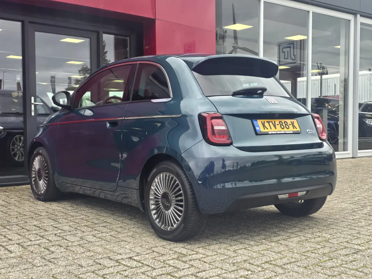 Urban 42 kWh | Pack Style | Pack Comfort | Camera | Stoelverwarming | Cruise control | Lane Assist | Apple Carplay/Android Auto