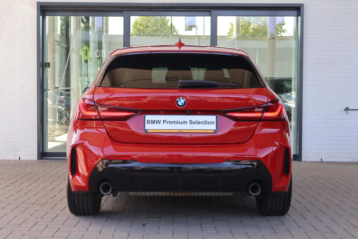 5-deurs 120i Innovation Pack | Comfort Pack | Travel Pack | Stuurwielrand Verwarmd | Panoramadak | Elektrisch Verstelbare Sportstoelen | Head-Up Display | DAB | 18''