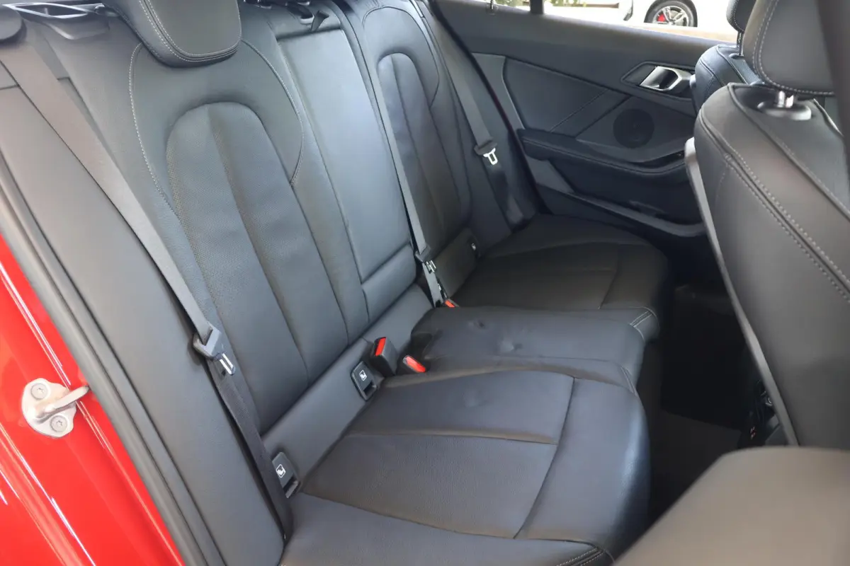 5-deurs 120i Innovation Pack | Comfort Pack | Travel Pack | Stuurwielrand Verwarmd | Panoramadak | Elektrisch Verstelbare Sportstoelen | Head-Up Display | DAB | 18''