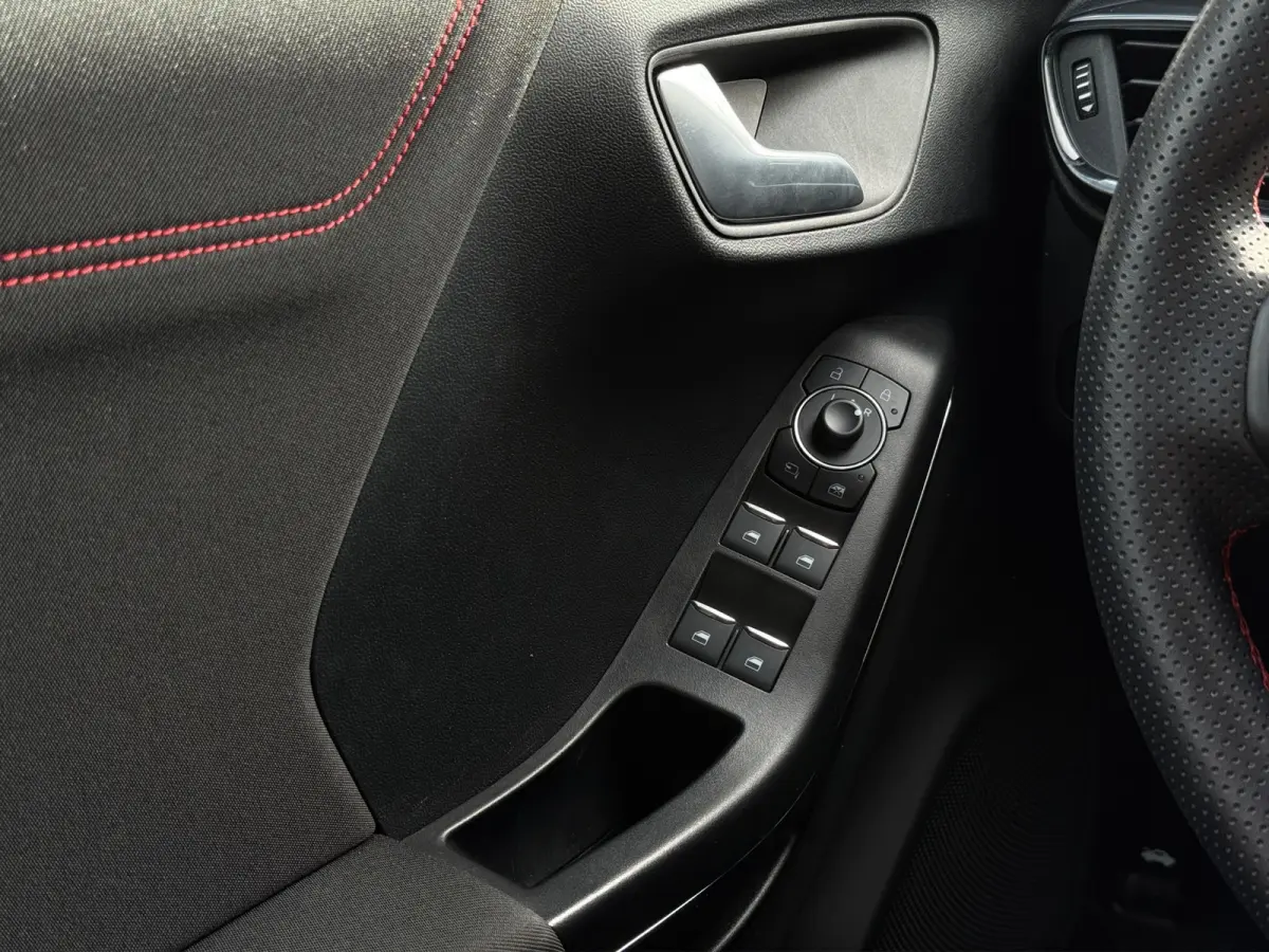 1.0 EcoBoost ST-Line 125pk | Winter- & Comfort Pack | Trekhaak | Privacy Glass | Navi & Carplay |