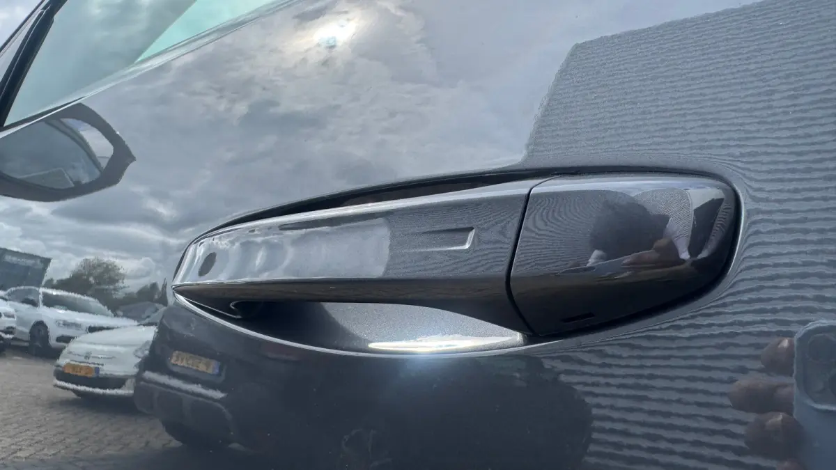GT Exclusive | Adaptieve cruise control met Stop&Go functie | Elektrische parkeerrem | Extra getinte achterste zijruiten en achterruit
