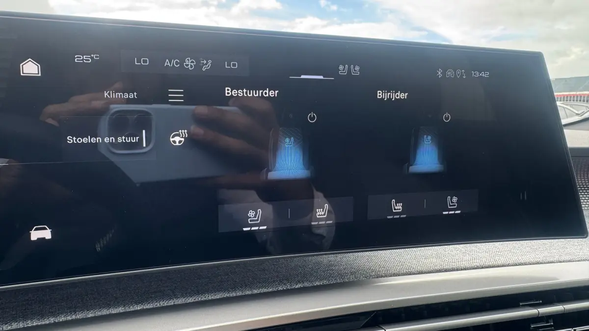GT Exclusive | Adaptieve cruise control met Stop&Go functie | Elektrische parkeerrem | Extra getinte achterste zijruiten en achterruit
