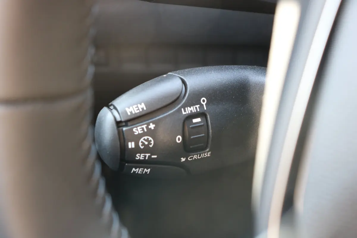 Allure | Adaptieve cruise control met Stop&Go functie | Elektrische parkeerrem | Extra getinte achterste zijruiten en achterruit