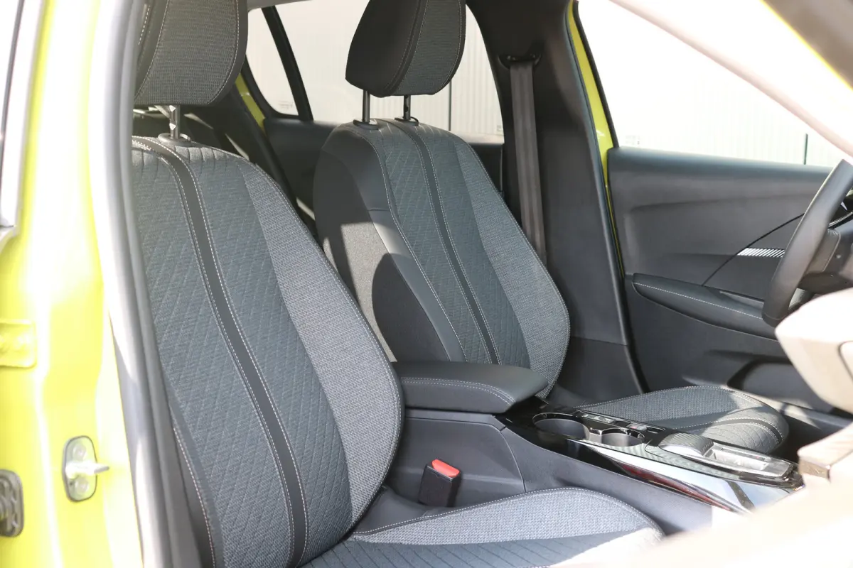 Allure | Adaptieve cruise control met Stop&Go functie | Elektrische parkeerrem | Extra getinte achterste zijruiten en achterruit