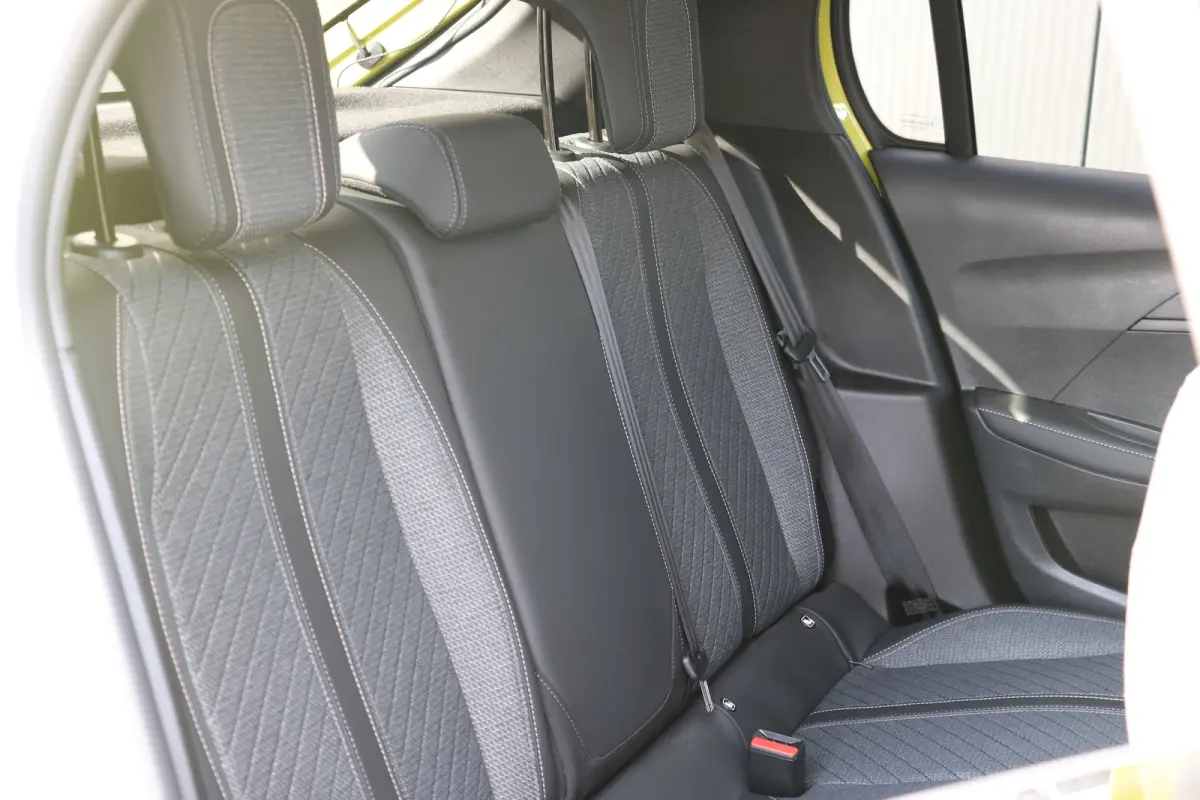 Allure | Adaptieve cruise control met Stop&Go functie | Elektrische parkeerrem | Extra getinte achterste zijruiten en achterruit