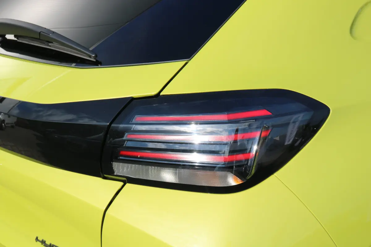 Allure | Adaptieve cruise control met Stop&Go functie | Elektrische parkeerrem | Extra getinte achterste zijruiten en achterruit