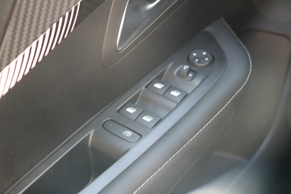 Allure | Adaptieve cruise control met Stop&Go functie | Elektrische parkeerrem | Extra getinte achterste zijruiten en achterruit