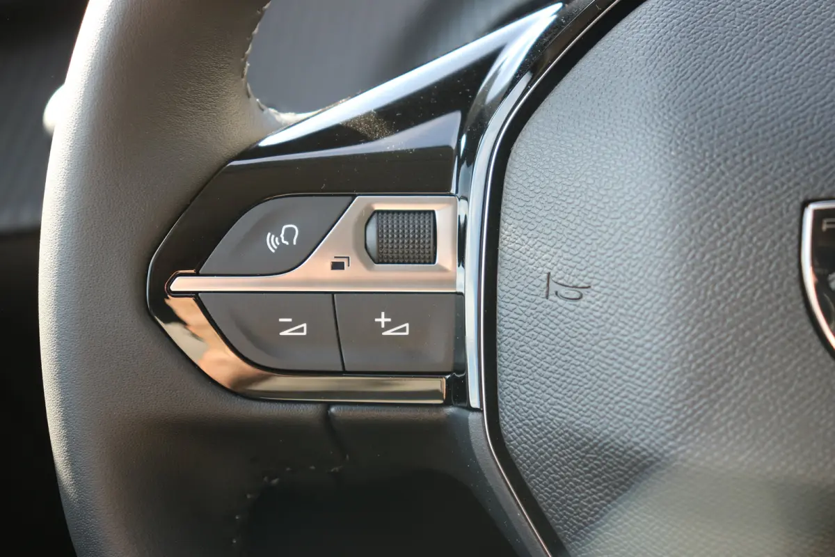 Allure | Adaptieve cruise control met Stop&Go functie | Elektrische parkeerrem | Extra getinte achterste zijruiten en achterruit