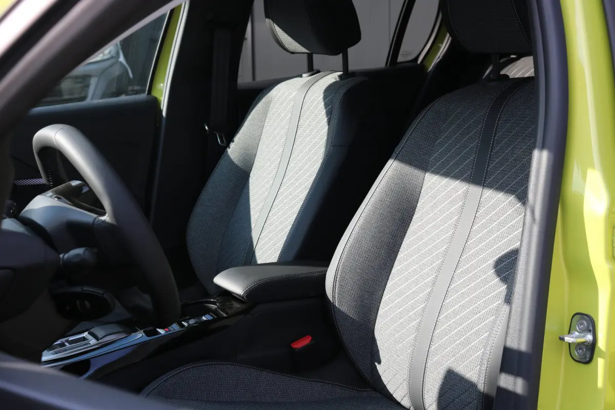 Allure | Adaptieve cruise control met Stop&Go functie | Elektrische parkeerrem | Extra getinte achterste zijruiten en achterruit