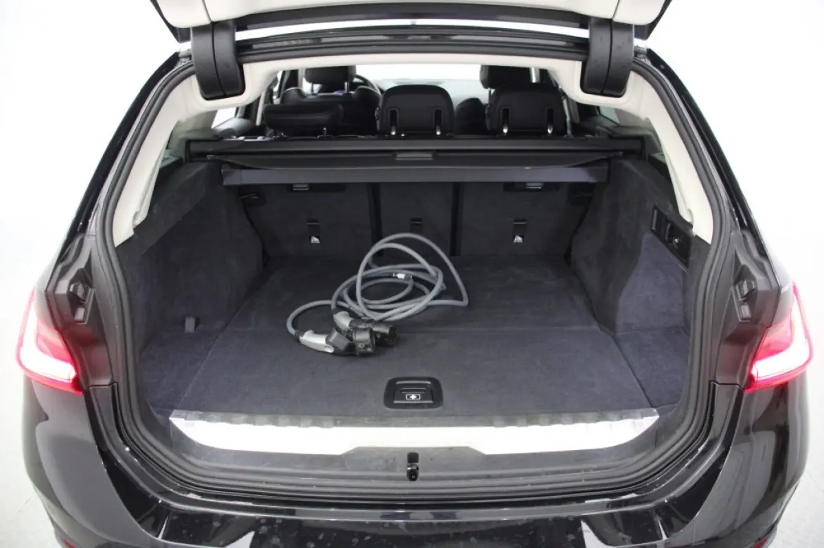 320e Business Edition Plus - Carplay, Leer, Stoelverw. Afn. Trekhaak