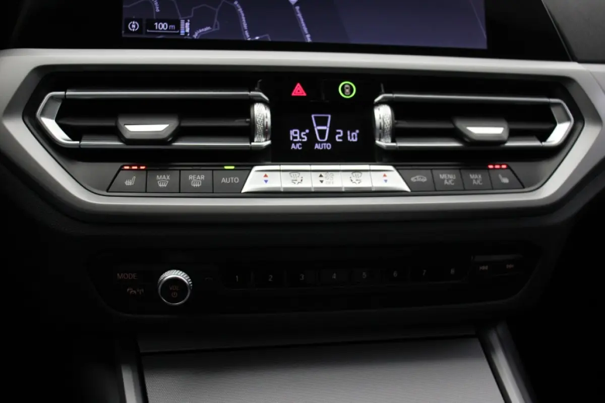 320e Business Edition Plus - Carplay, Leer, Stoelverw. Afn. Trekhaak