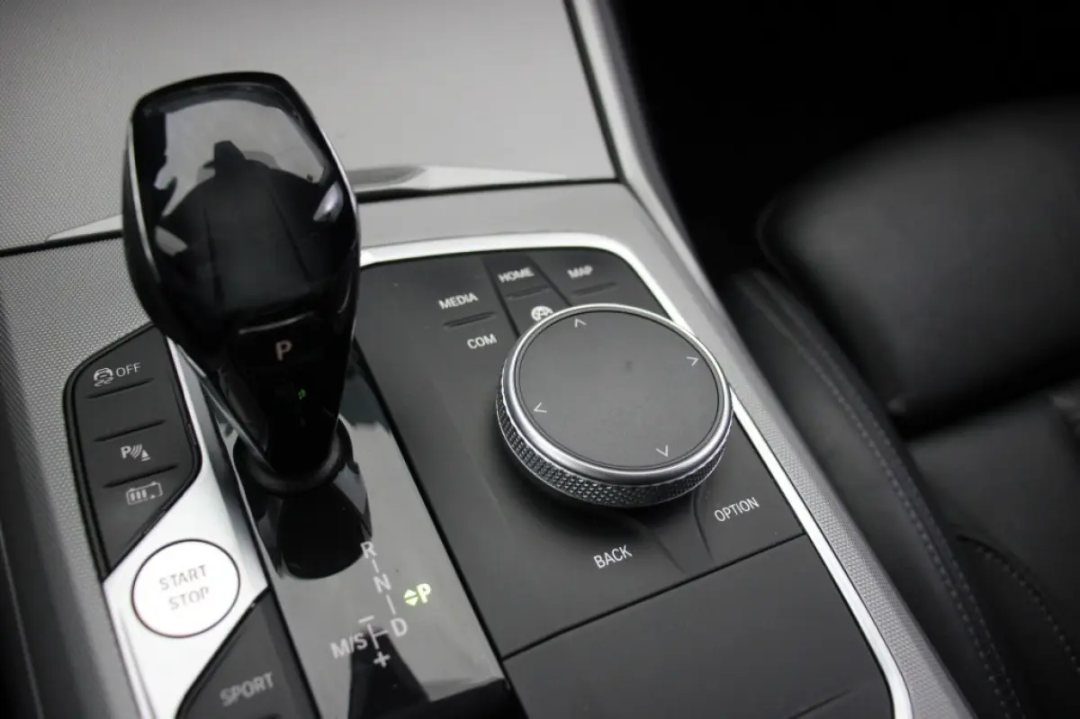 320e Business Edition Plus - Carplay, Leer, Stoelverw. Afn. Trekhaak