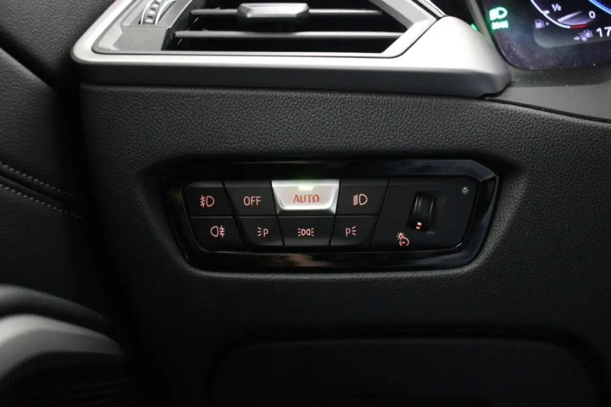 320e Business Edition Plus - Carplay, Leer, Stoelverw. Afn. Trekhaak