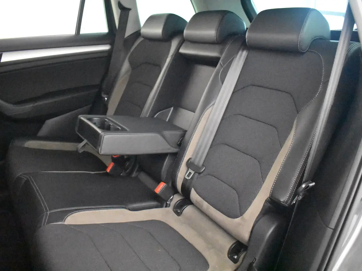 1.5 TSI Business Edition 150PK | Trekhaak uitklapbaar | Achteruitrijcamera | Navi | App connect | Parkeersensoren | DAB | LED | 18"LMV