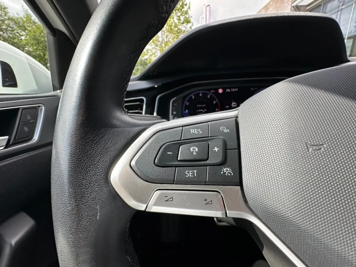 1.5 TSI R-Line I Pano I Ambiente I Camera I Navi I Digital Cockpit I DAB I 18 Inch