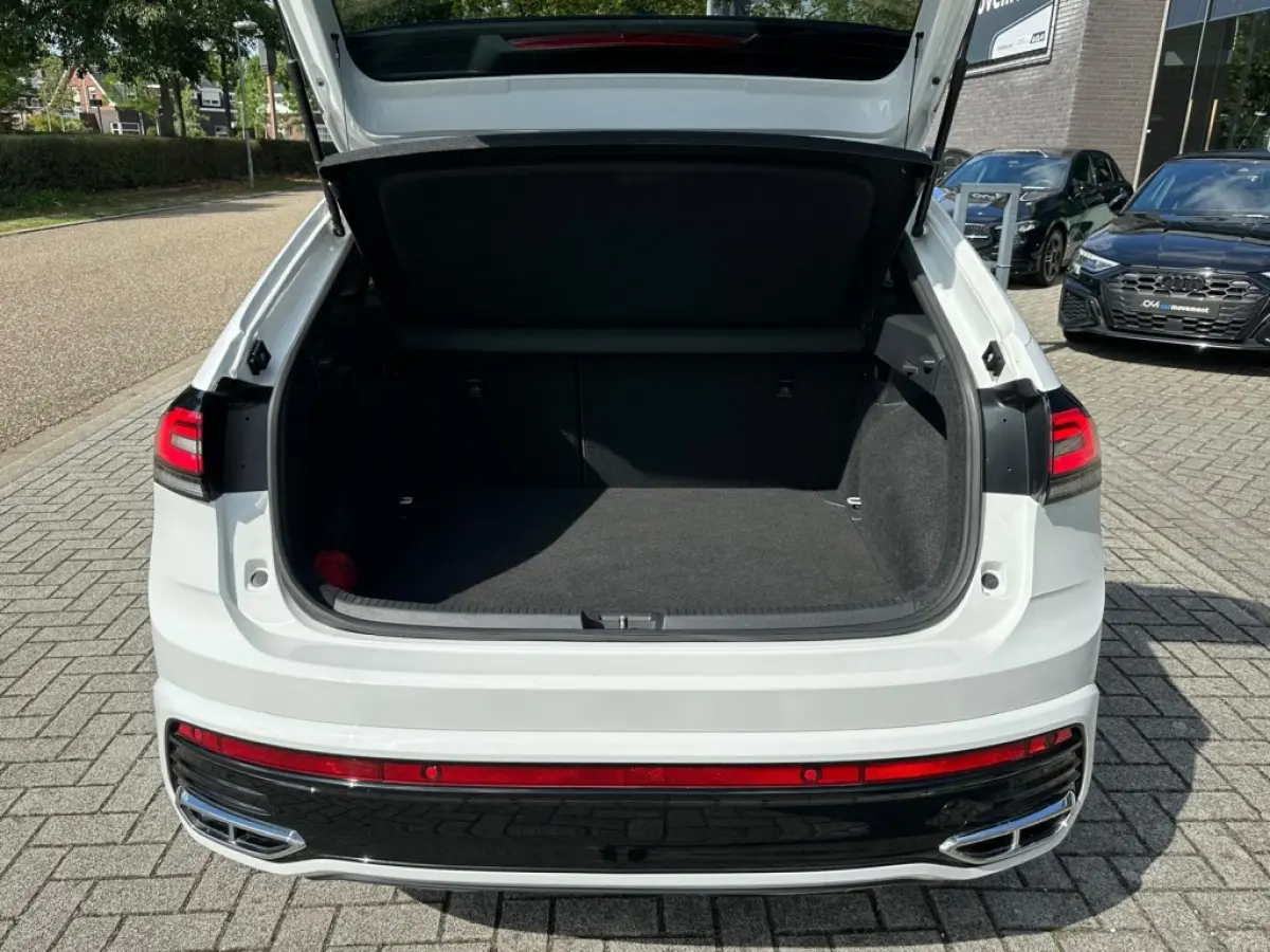 1.5 TSI R-Line I Pano I Ambiente I Camera I Navi I Digital Cockpit I DAB I 18 Inch