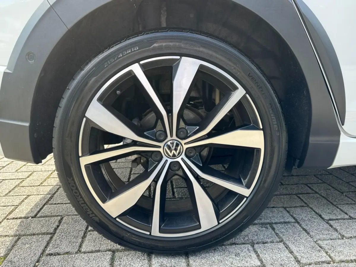 1.5 TSI R-Line I Pano I Ambiente I Camera I Navi I Digital Cockpit I DAB I 18 Inch