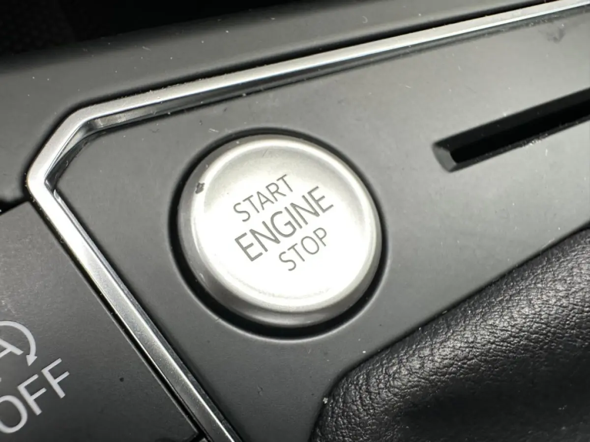 1.5 TSI R-Line I Pano I Ambiente I Camera I Navi I Digital Cockpit I DAB I 18 Inch