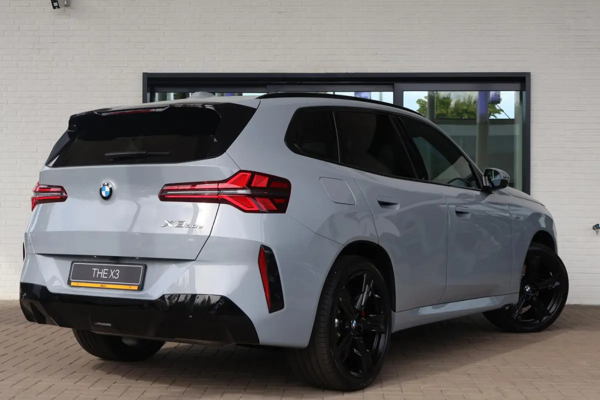 30e xDrive | M Sport Pro | Premium Pack | Professional Pack | Comfort Pack | elektrisch glazen panorama-dak