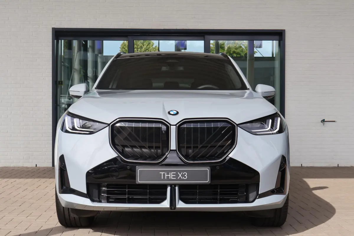 30e xDrive | M Sport Pro | Premium Pack | Professional Pack | Comfort Pack | elektrisch glazen panorama-dak