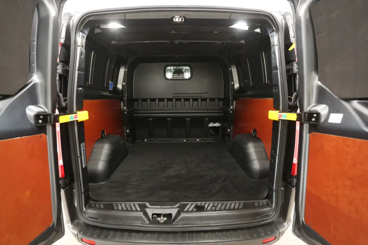 2.0 TDCI L2H1 Limited 170PK | Dubbele Cabine | Automaat | Airco | Camera | Cruise | 2xSchuifdeur | Trekhaak | Carplay | Parkeersens.