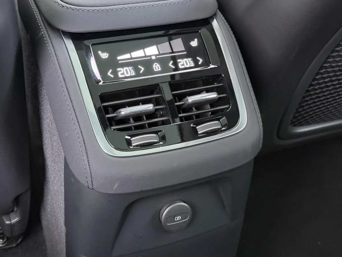 2.0 T8 Plug-in hybrid AWD Plus Dark VAN:69.900,- VOOR:64.877,- UW HERFSTVOORDEEL:5.023,- ACC | APPLE CARP. | 7. PERSOONS | PANNO. DAK | 360˚ CAMERA |