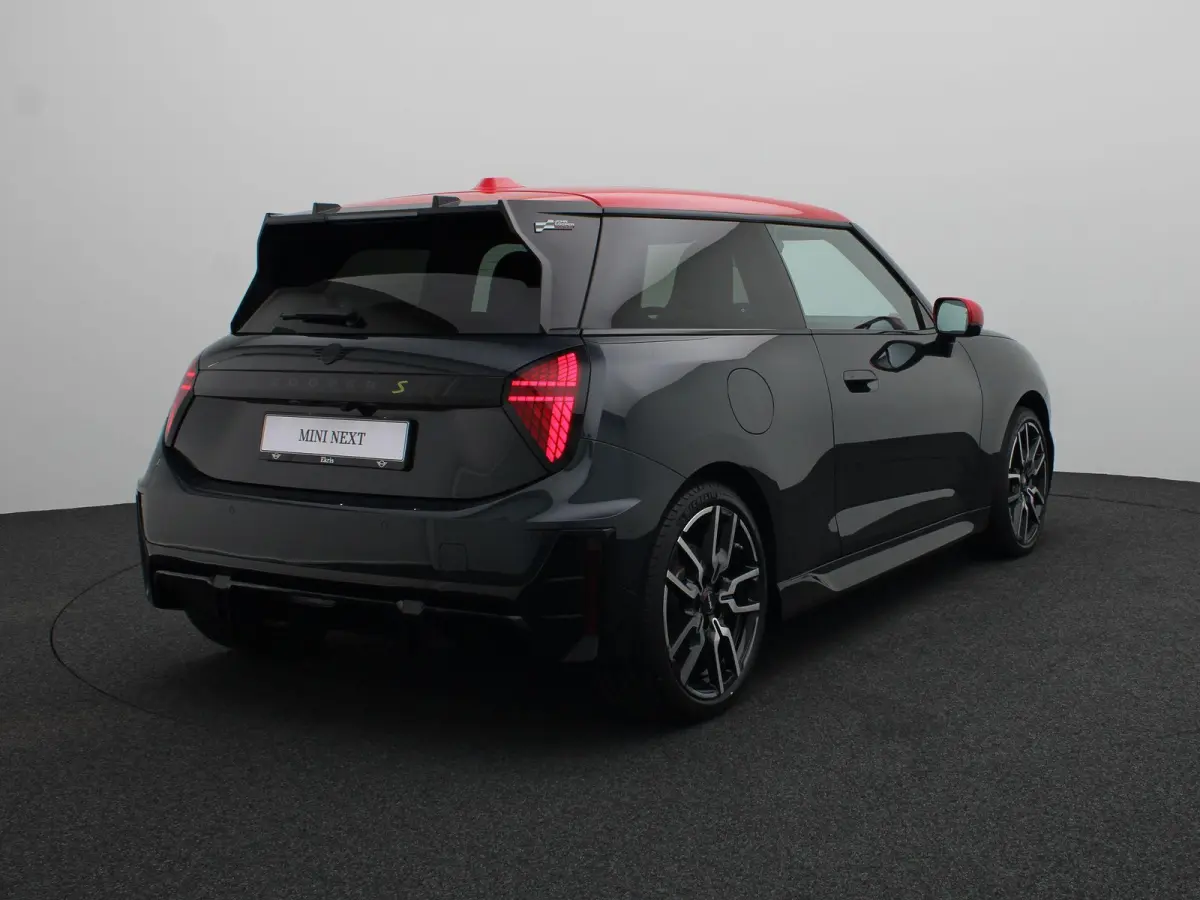 3 deurs SE John Cooper Works + Pakket XL + Stuurwielrand Verwarmd + Panoramadak + Driving Assistant Plus + Harman Kardon + 18''