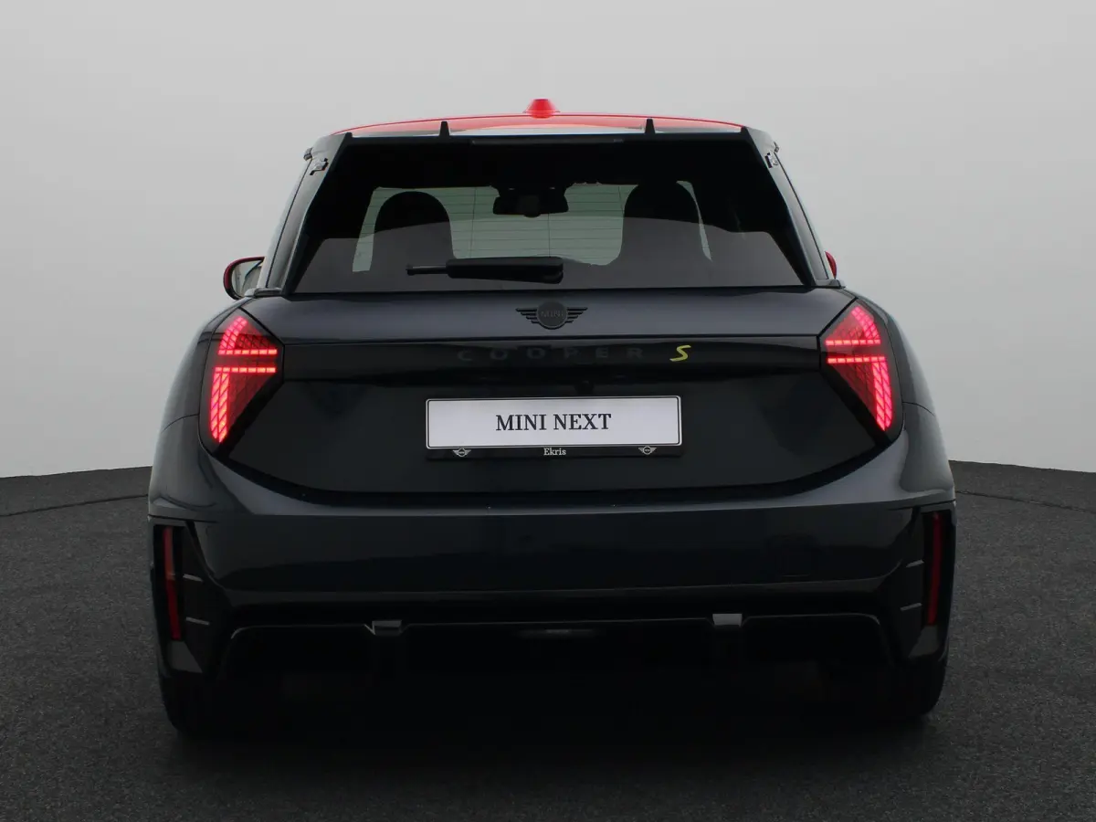 3 deurs SE John Cooper Works + Pakket XL + Stuurwielrand Verwarmd + Panoramadak + Driving Assistant Plus + Harman Kardon + 18''