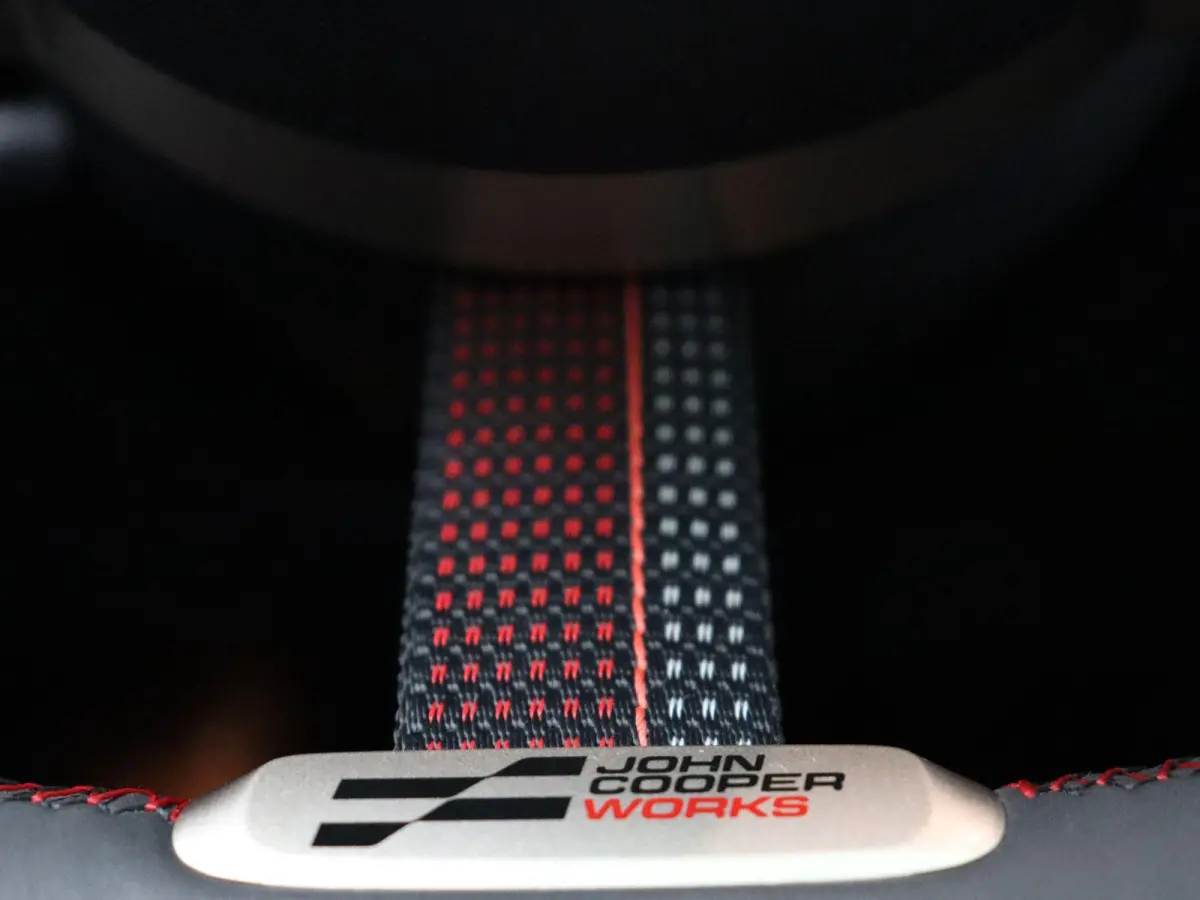 3 deurs SE John Cooper Works + Pakket XL + Stuurwielrand Verwarmd + Panoramadak + Driving Assistant Plus + Harman Kardon + 18''