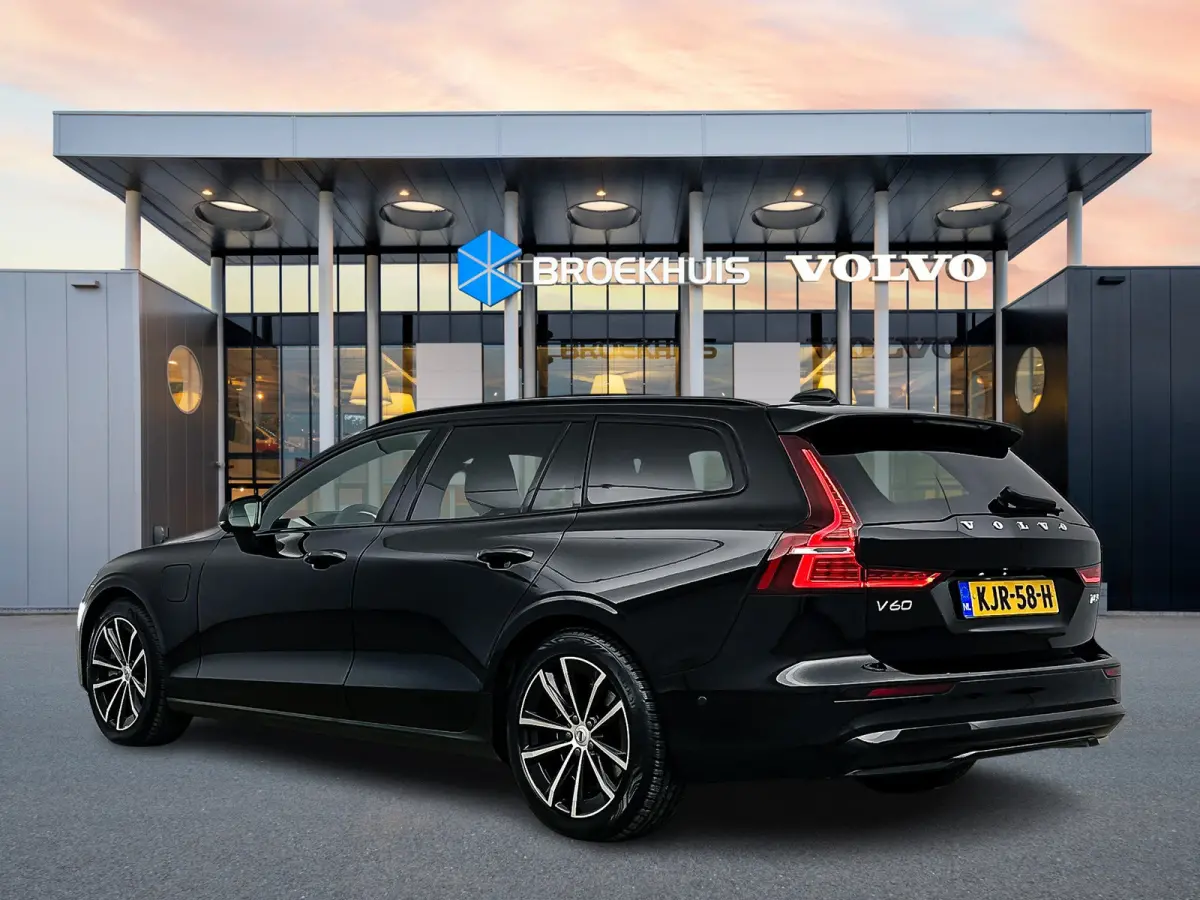 T8 Recharge Plus Dark | 18" Allseason | Trekhaak | Panoramadak | Head-Up | 360 Camera | Elektr. verst. Sportstoelen | Getint Glas