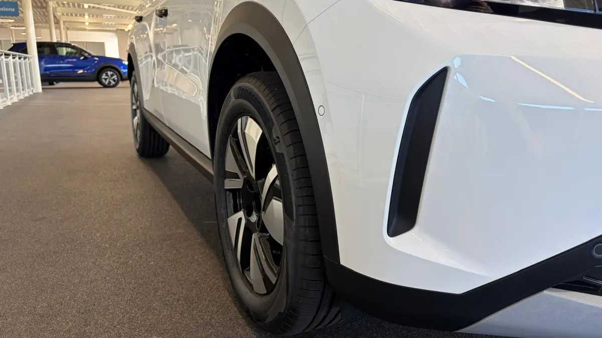 GS | 17" Lichtmetalen velgen in Zwart met 215/60 R17 banden | Dode hoek waarschuwing | LED achterlichten