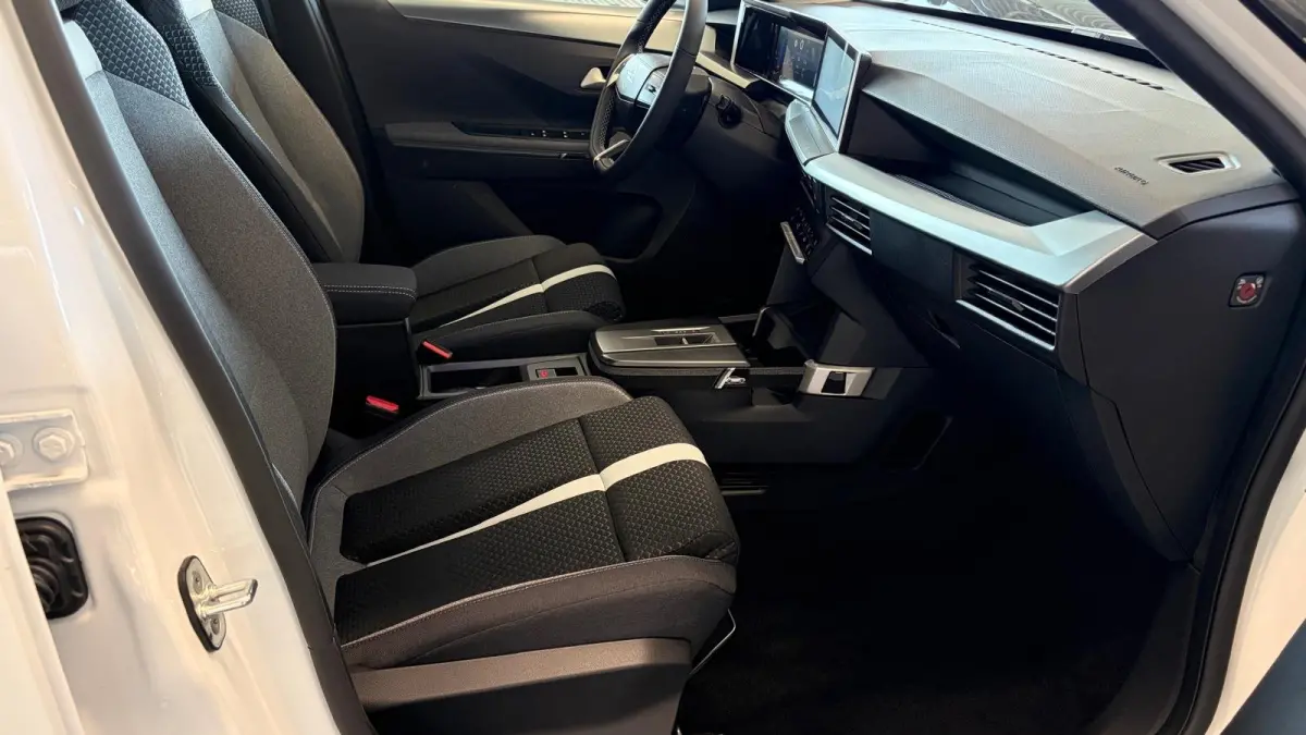GS | 17" Lichtmetalen velgen in Zwart met 215/60 R17 banden | Dode hoek waarschuwing | LED achterlichten