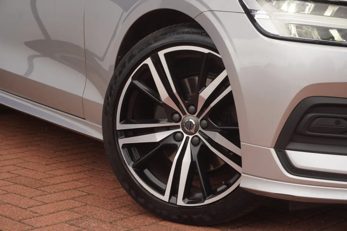 2.0 B3 Momentum Advantage Sport Pack / Volleder / Camera / 1EIG / StoelStuur-verw. / 19"Lmv = DEALER ONDERHOUDEN!!