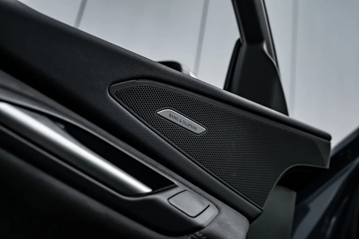 S edition Performance 100 kWh 388PK | Luchtvering | Panoramadak | Head-up display | Bang & Olufsen incl. hoofdsteun