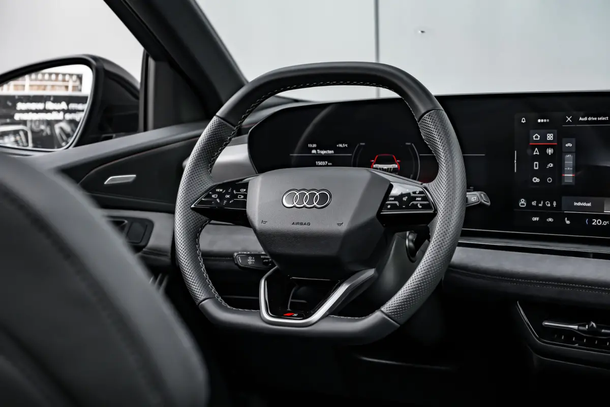 S edition Performance 100 kWh 388PK | Luchtvering | Panoramadak | Head-up display | Bang & Olufsen incl. hoofdsteun