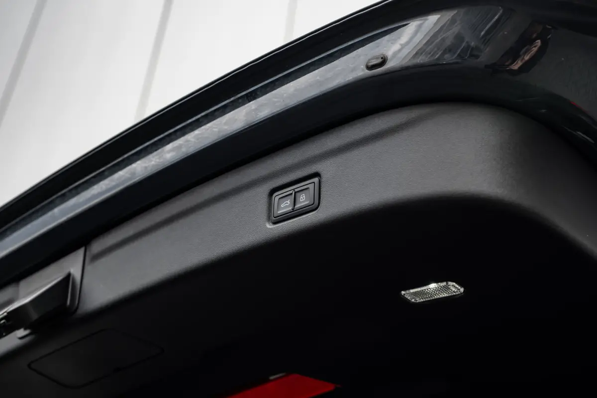 S edition Performance 100 kWh 388PK | Luchtvering | Panoramadak | Head-up display | Bang & Olufsen incl. hoofdsteun