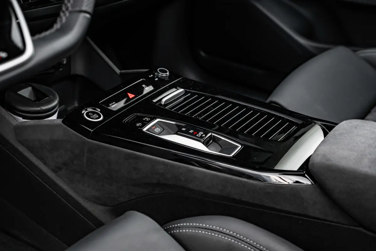 S edition Performance 100 kWh 388PK | Luchtvering | Panoramadak | Head-up display | Bang & Olufsen incl. hoofdsteun