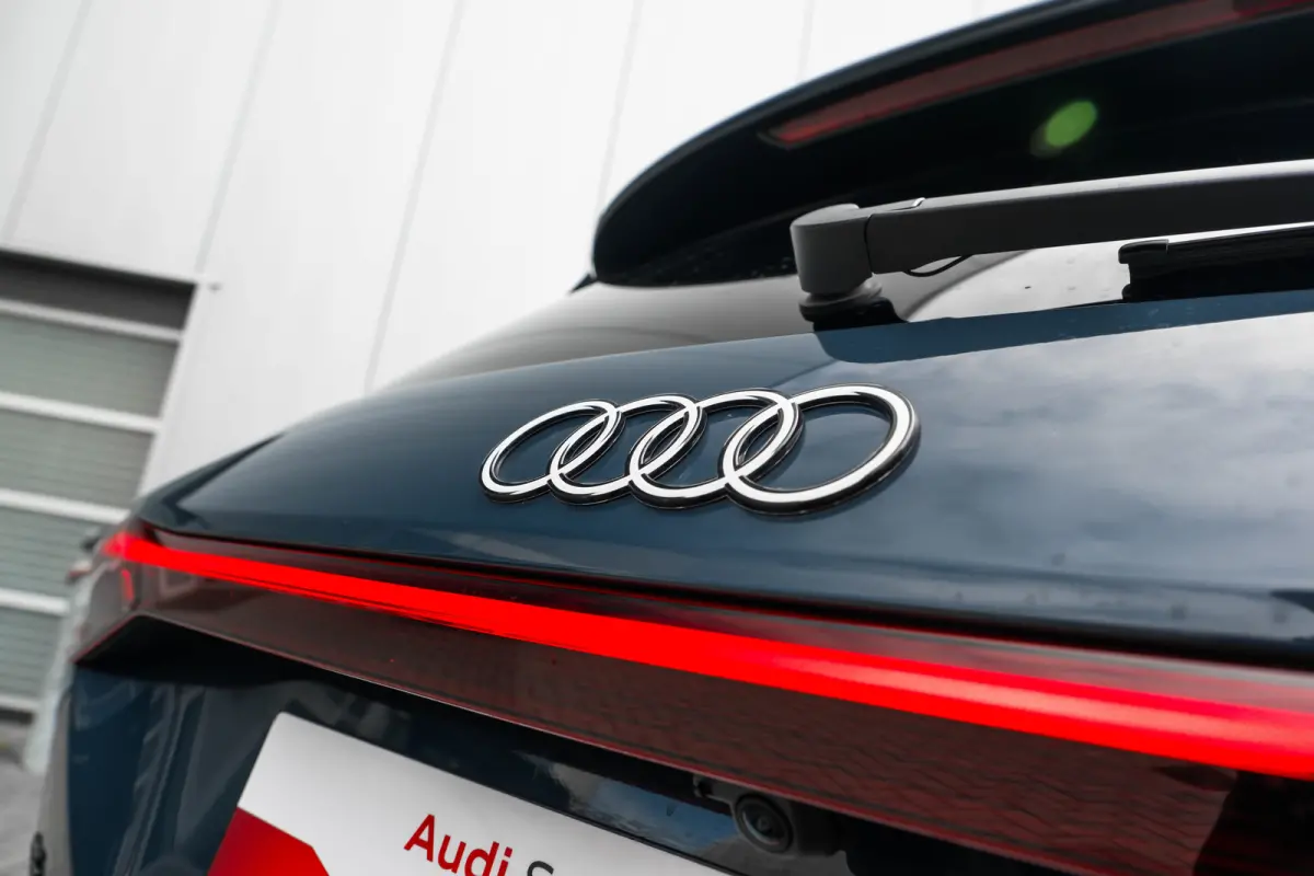 S edition Performance 100 kWh 388PK | Luchtvering | Panoramadak | Head-up display | Bang & Olufsen incl. hoofdsteun