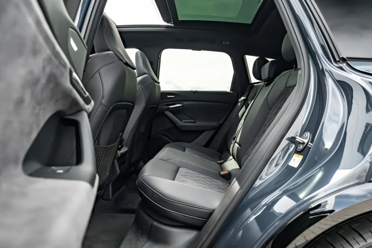 S edition Performance 100 kWh 388PK | Luchtvering | Panoramadak | Head-up display | Bang & Olufsen incl. hoofdsteun