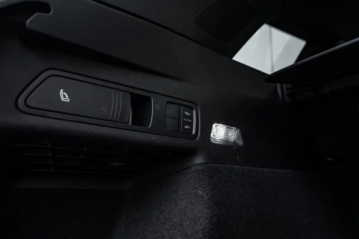 S edition Performance 100 kWh 388PK | Luchtvering | Panoramadak | Head-up display | Bang & Olufsen incl. hoofdsteun