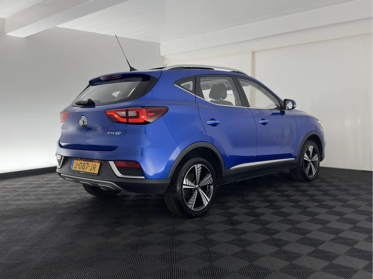 Luxury 45 kWh {SoH-87%} (INCL-BTW) Aut. *PANO | LEATHER | CCS-FASTLOADER | KEYLESS | NAVI-FULLMAP | ADAPTIVE-CRUISE | CAMERA | HEATED-SPORTSEATS | CARPLAY | BLINDSPOT | DAB | LANE-ASSIST | 1