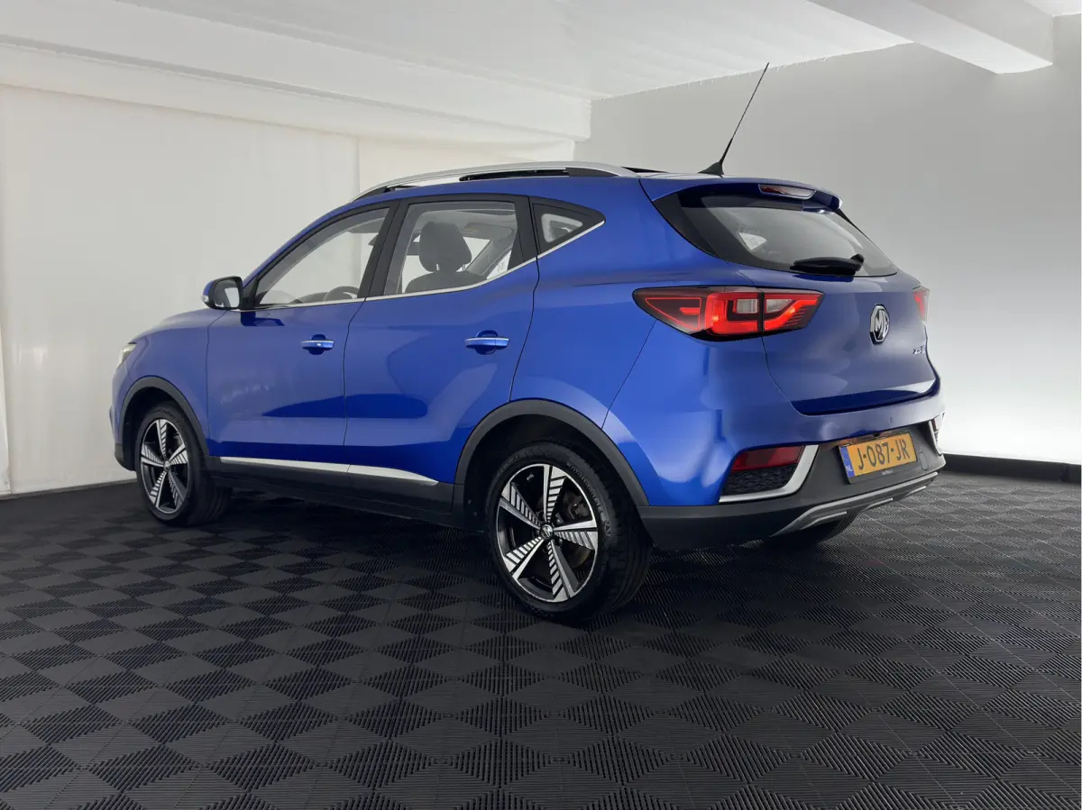 Luxury 45 kWh {SoH-87%} (INCL-BTW) Aut. *PANO | LEATHER | CCS-FASTLOADER | KEYLESS | NAVI-FULLMAP | ADAPTIVE-CRUISE | CAMERA | HEATED-SPORTSEATS | CARPLAY | BLINDSPOT | DAB | LANE-ASSIST | 1