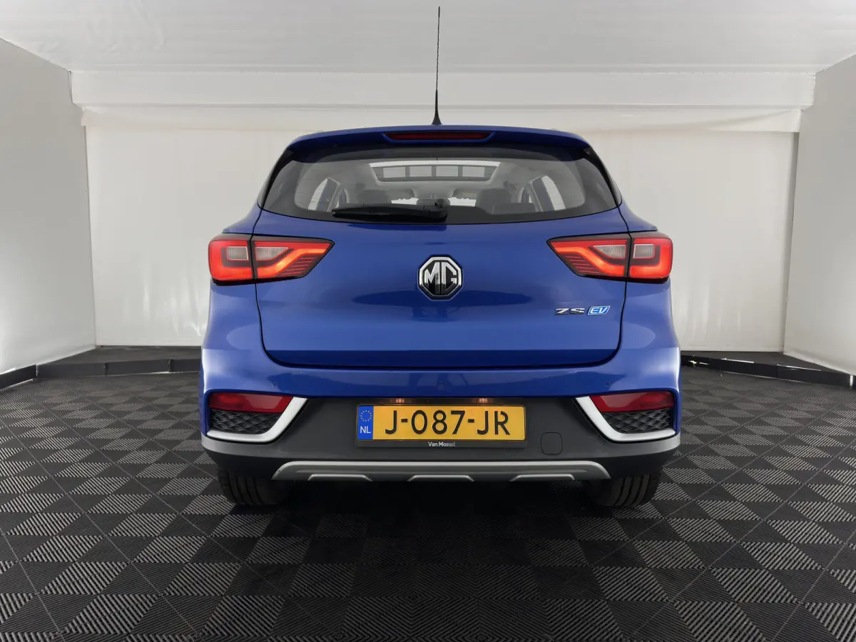 Luxury 45 kWh {SoH-87%} (INCL-BTW) Aut. *PANO | LEATHER | CCS-FASTLOADER | KEYLESS | NAVI-FULLMAP | ADAPTIVE-CRUISE | CAMERA | HEATED-SPORTSEATS | CARPLAY | BLINDSPOT | DAB | LANE-ASSIST | 1