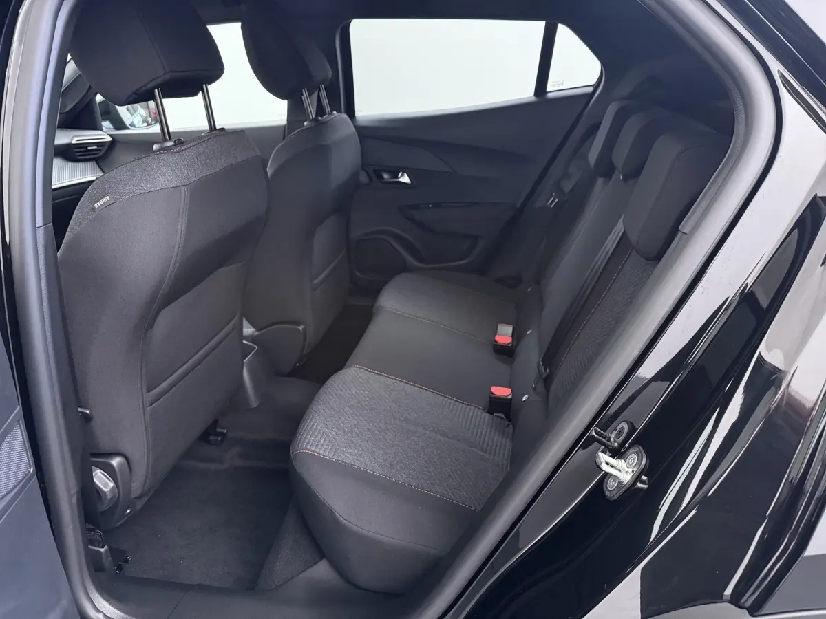 | Demo Deal | Business | 10" HD-touchscreen met PEUGEOT i-Connect® Advanced Navigatie | Donkere hemelbekleding | Extra getinte achterste zijruiten en achterruit