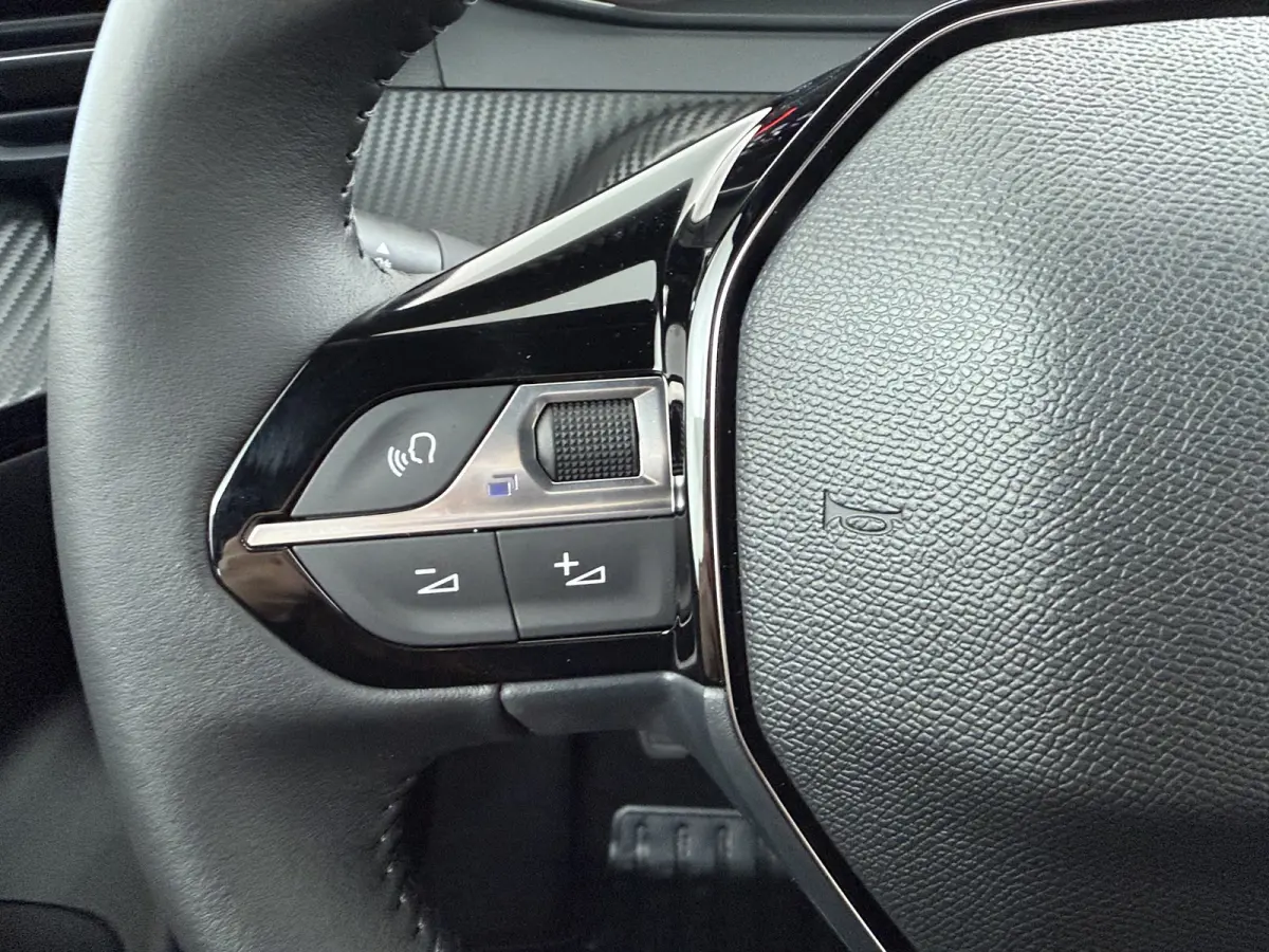 | Demo Deal | Business | 10" HD-touchscreen met PEUGEOT i-Connect® Advanced Navigatie | Donkere hemelbekleding | Extra getinte achterste zijruiten en achterruit