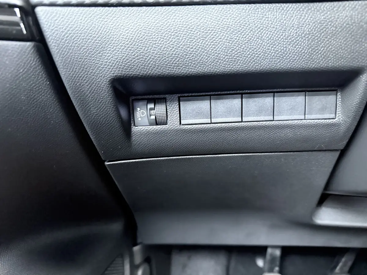 | Demo Deal | Business | 10" HD-touchscreen met PEUGEOT i-Connect® Advanced Navigatie | Donkere hemelbekleding | Extra getinte achterste zijruiten en achterruit