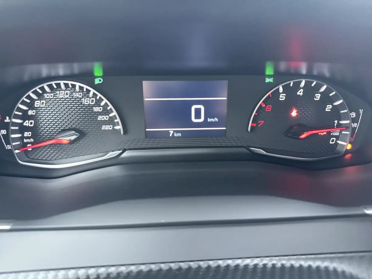 | Demo Deal | Business | 10" HD-touchscreen met PEUGEOT i-Connect® Advanced Navigatie | Donkere hemelbekleding | Extra getinte achterste zijruiten en achterruit
