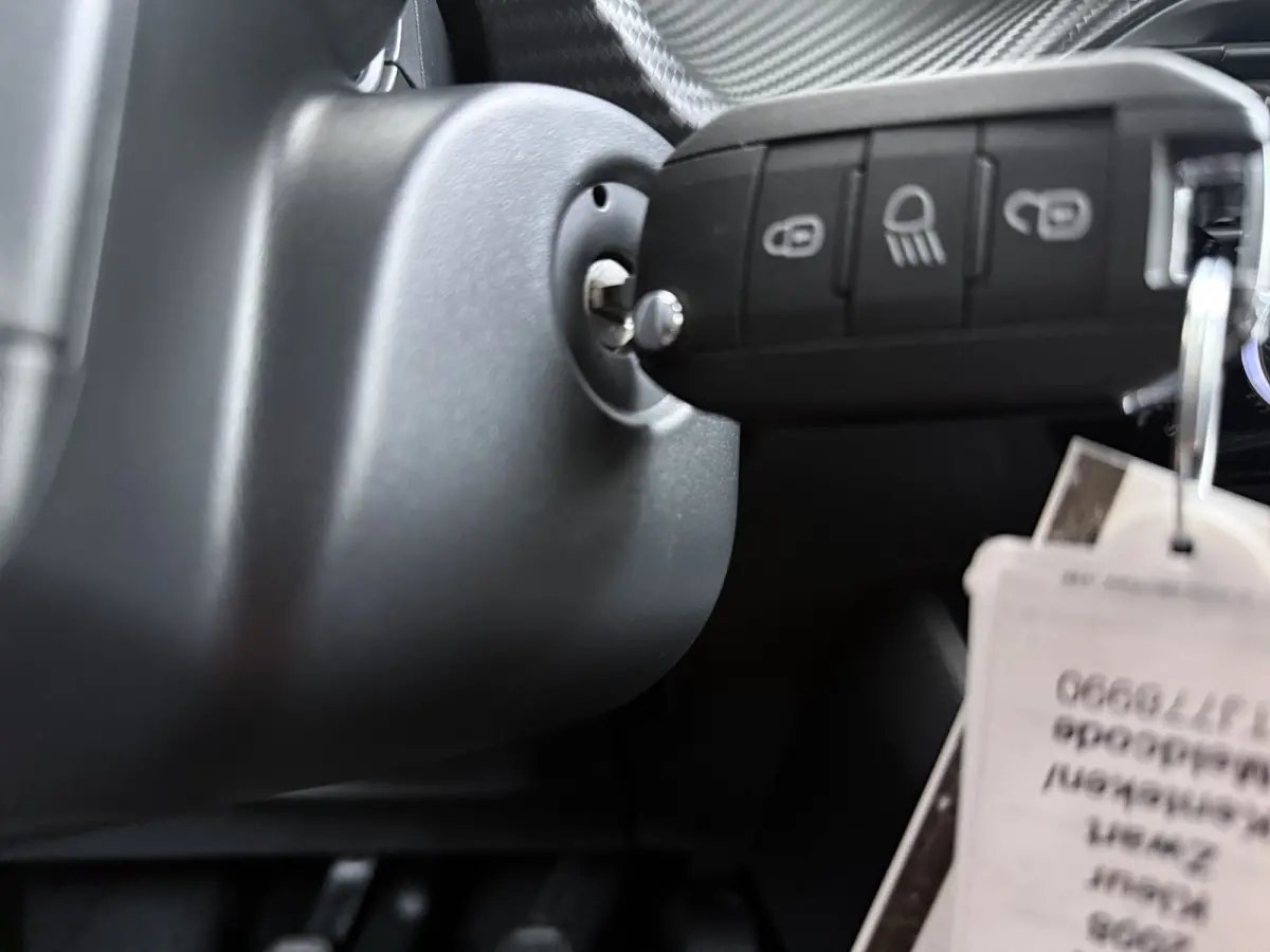 | Demo Deal | Business | 10" HD-touchscreen met PEUGEOT i-Connect® Advanced Navigatie | Donkere hemelbekleding | Extra getinte achterste zijruiten en achterruit